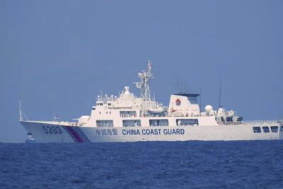 En esta imagen proporcionada por la Guardia Costera Filipina, un barco guardacostas chino patrulla el Mar de la China Meridional, en algún momento entre el 13 y el 14 de abril de 2021. (Guardia Costera Filipina via AP)