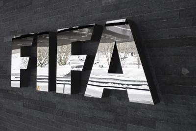 ARCHIVO - En esta foto del martes 10 de enero de 2017, el logo de la FIFA afuera de la sede de la entidad en Zúrich, Suiza. (Ennio Leanza/Keystone vía AP, archivo)
