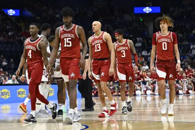 Los jugadores de Arkansas caminan hacia la línea de faltas después de un tiempo muerto durante los minutos finales de un partido de baloncesto universitario de la NCAA contra Texas A&M en los cuartos de final del Torneo de la Conferencia Sureste, el viernes 10 de marzo de 2023, en Nashville, Tennessee. (AP Photo / John Amis)