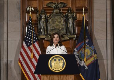 La gobernadora de Nueva York, Kathy Hochul, habla con los reporteros luego de su ceremonia de juramentación en el Capitolio estatal, el martes 24 de agosto de 2021, en Albany, Nueva York. (AP Foto/Hans Pennink)