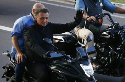 El presidente brasileño Jair Bolsonaro conduce una motocicleta en Manaos, Brasil, el sábado 18 de junio de 2022. (AP Foto/Edmar Barros)