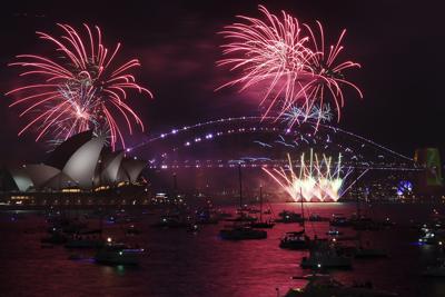 Fuegos artificiales iluminan el puente y la ópera de Sydney en el inicio de los festejos de Año Nuevo, el Sydney, el 31 de diciembre de 2021. (Dean Lewins/AAP Image via AP)