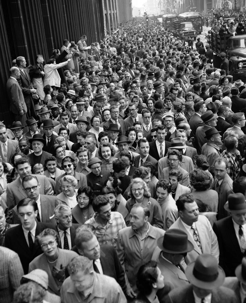 This is part of the huge crowd that packed sidewalks of New York along lower Broadway on October 21, 1957, as New Yorkers turned out by the thousands to greet visiting Queen Elizabeth II and Prince Philip. (Photo: AP)
