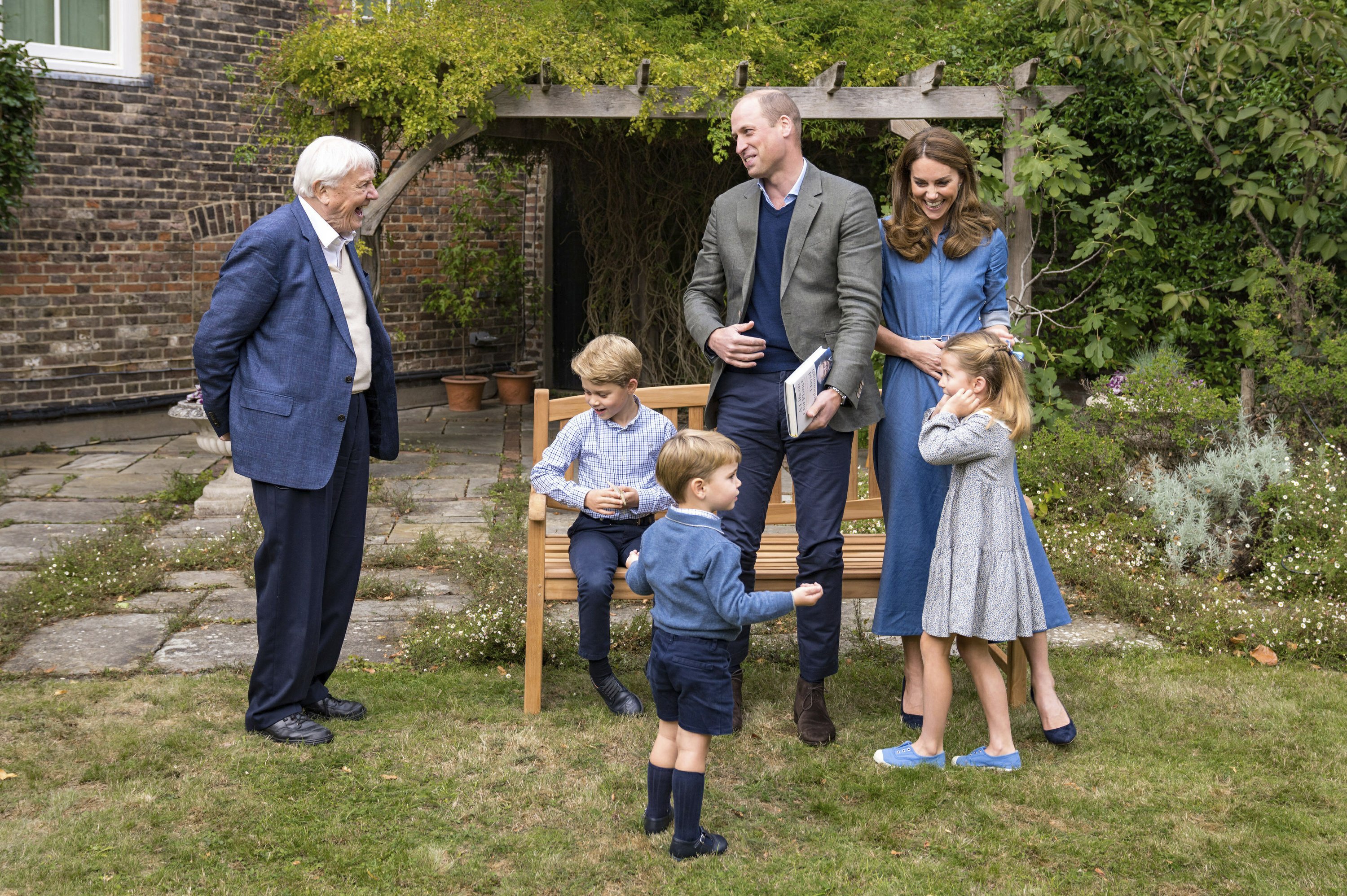 Attenborough gives shark tooth to 7-year-old Prince George - Associated Press