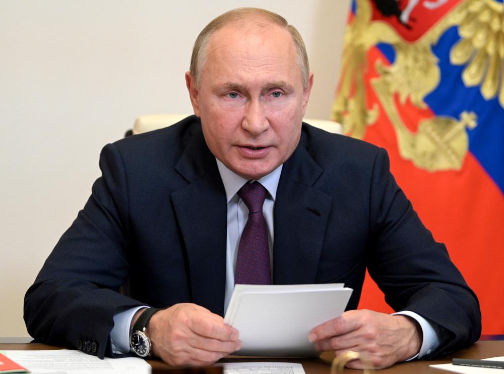 ARCHIVO - El mandatario ruso Vladimir Putin preside una junta vía video conferencia, el lunes 27 de septiembre de 2021, en la residencia Novo-Ogaryovo en las afueras de Moscú, Rusia. (Alexei Druzhinin, Sputnik, Kremlin Pool Foto vía AP, archivo)