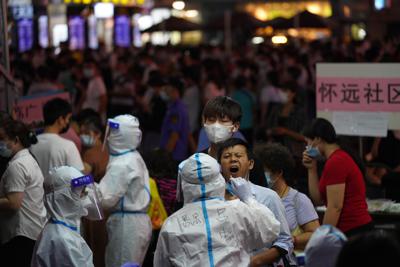 Un residente se somete a una prueba diagnóstica de COVID-19 el miércoles 26 de mayo de 2021 en el distrito Liwan, en Guangzhou, China. (AP Foto)