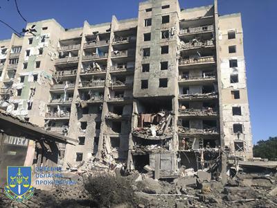En esta fotografía, proporcionada por la Fiscalía Regional de Odesa, puede apreciarse un edificio residencial dañado por un ataque ruso, el viernes 1 de julio de 2022, en Odesa, Ucrania. (Servicio de Emergencia de Ucrania vía AP)