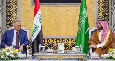 En esta fotografía facilitada por el Palacio Real Saudí, el príncipe a la corona saudí Mohammed bin Salman, a la derecha, se reúne con el primer ministro iraquí Mustafa al-Kadhimi, en el aeropuerto internacional Rey Abdulaziz, en Yeda, Arabia Saudí, el sábado 25 de junio de 2022. (Bandar Aljaloud/Palacio Real Saudí vía AP)