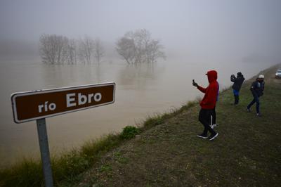 Las inundaciones en el río Ebro cerca de Pradilla de Ebro, Aragón, España el 13 de diciembre del 2021.  (Foto AP/Alvaro Barrientos)