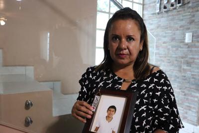 Leticia Hidalgo sostiene una foto de Roy, su hijo desaparecido, en su casa en Monterrey, México, el 7 de septiembre de 2021. Hidalgo dijo que su hijo desapareció hace una década, el 11 de enero de 2011, cuando tenía 18 años.  (Foto AP / Marcos Martínez Chacón)