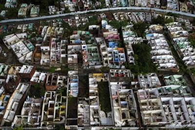 Casas abandonadas en Maceio, estado de Alagoas, Brasil, el domingo 6 de marzo de 2022. Las casas han sido abandonadas debido a la amenaza de hundimiento del suelo  minero. (Foto AP/Eraldo Peres)