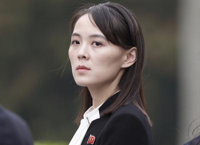 ARCHIVO - Kim Yo Jong, hermana del gobernante norcoreano Kim Jong Un, asiste a una ceremonaia para colocar una ofrenda floral en el Mausoleo a Ho Chi Minh en Hanoi, Vietnam, el 2 de marzo de 2019. (Jorge Silva/Foto compartida vía AP, Archivo)