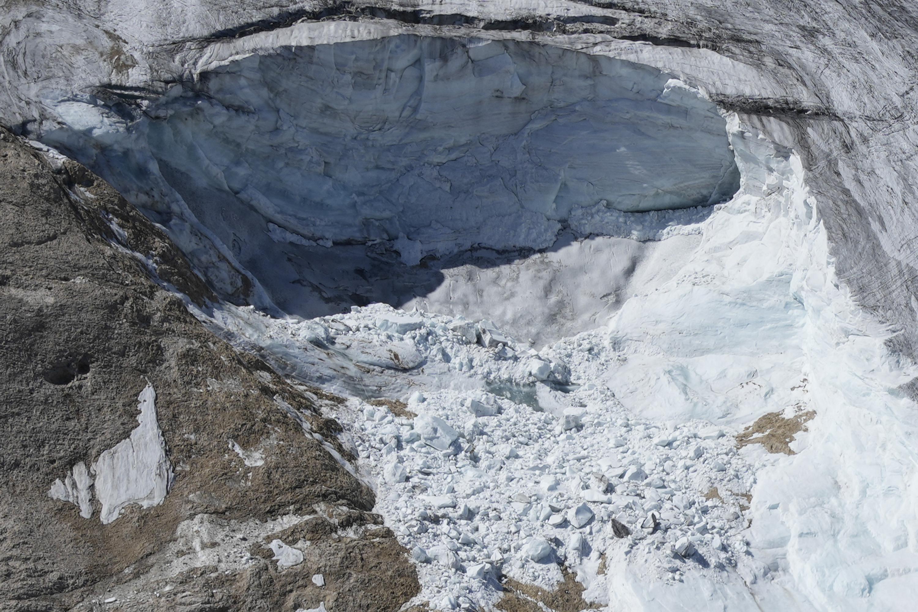 Des parties de corps, du matériel retrouvés sur les glaciers italiens après l’avalanche
