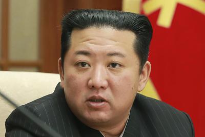 ARCHIVO - En esta foto proporcionada por el gobierno de Corea del Norte, el líder norcoreano Kim Jong Un asiste a una reunión del Comité Central del gobernante Partido de los Trabajadores en Pyongyang, Corea del Norte, el 19 de enero de 2022. Es poco probable que la reciente explosión de misiles de prueba de Corea del Norte impida que el líder Kim Jong Un persiga grandes planes en 2022 para impulsar un arsenal nuclear que espera que desafíe a su archirrival, Estados Unidos. Kim, de hecho, puede usarlo como un trampolín para su primer lanzamiento de prueba de misiles balísticos intercontinentales en años, y del arma más grande del Norte, mientras que la diplomacia con Washington sigue estancada. (Agencia Central de Noticias de Corea / Servicio de Noticias de Corea a través de AP, Archivo)