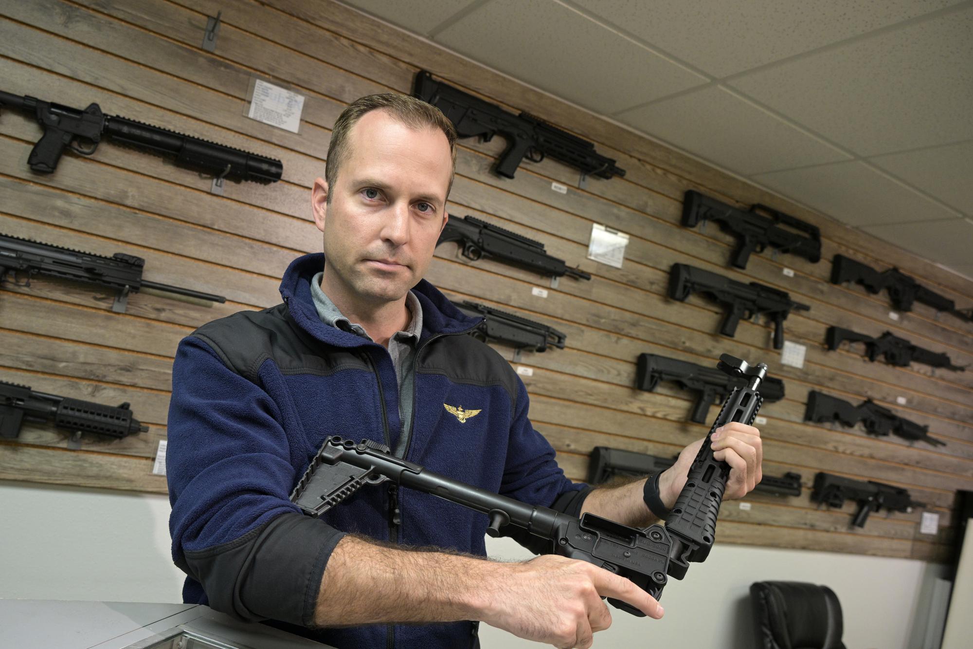American gunmakers help Ukrainians fight back against Putin | AP News
