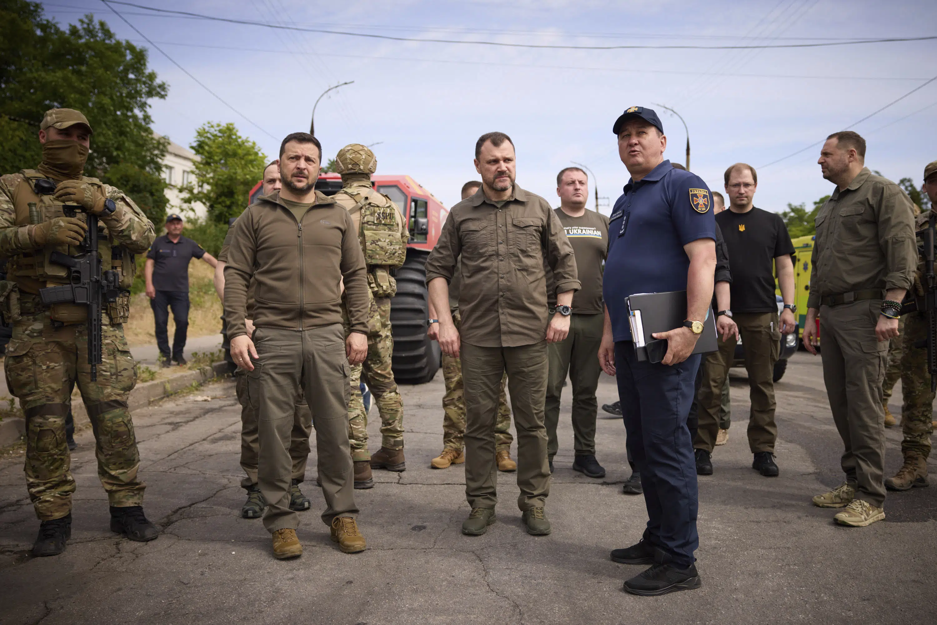 Rosja bombarduje ukraińskie miasto zalane przez zawalenie się tamy po wizycie Zełenskiego