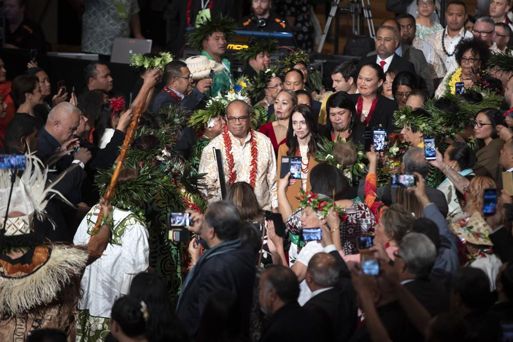 Die neuseeländische Premierministerin Jacinda Ardern (Mitte rechts) nimmt am Sonntag, den 1. August 2021, an einer Zeremonie in Auckland teil, um sich offiziell für einen rassistisch aufgeladenen Teil der Geschichte der Nation, bekannt als die Dawn Raids, zu entschuldigen. Die Dawn Raids sind als die Zeit bekannt, in der die Pasifika Mitte der 1970er Jahre während aggressiver Hausdurchsuchungen von Behörden abgeschoben wurden, um Visa-Overstayer zu finden, zu überführen und abzuschieben. (Brett Phibbs/New Zealand Herald über AP)