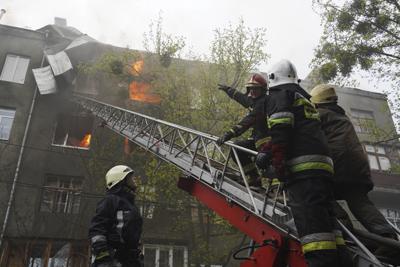 Bomberos combaten un incendio en un edificio residencial después de un ataque ruso, el domingo 17 de abril de 2022, en Járkiv, Ucrania. (AP Foto/Andrew Marienko)