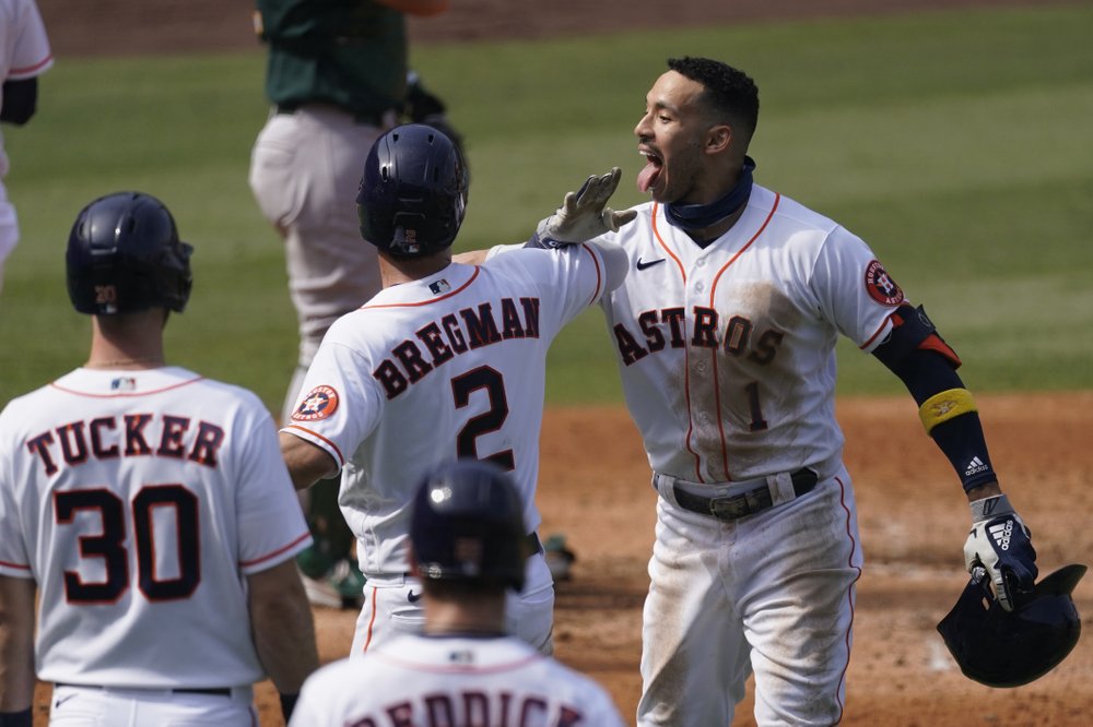 Carlos Correa de los Astros de Houston celebra después de pegar un home run de tres carreras en el Juego 4 de la Serie Divisional de la Liga Americana de MLB contra los Atléticos de Oakland, el jueves 8 de octubre de 2020.