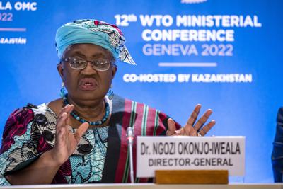 La directora general de la Organización Mundial del Comercio, la nigeriana Ngozi Okonjo-Iweala, ofrece una conferencia de prensa tras la clausura de la 12ma Conferencia Ministerial en la sede de la entidad, en Ginebra, Suiza, el 17 de junio de 2022. (Martial Trezzini/Keystone via AP)