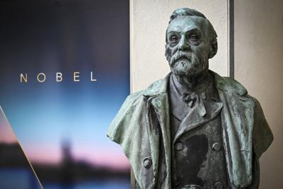 En esta imagen de archivo, un busto de Alfred Nobel, en el Instituto Karolinska de Estocolmo, Suecia, el 3 de octubre de 2022. (Henrik Montgomery/TT News Agency vía AP, archivo)