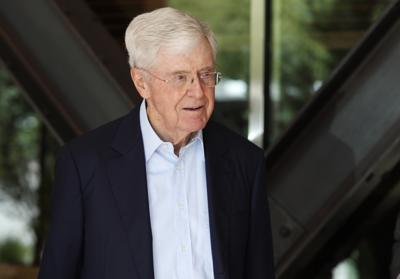 Foto tomada el 29 de junio del 2019 de Charles Koch, jefe ejecutivo de Koch Industries, en Colorado Springs, Colorado. El conglomerado empresarial Koch, a pesar de sus simpatías derechistas, se ha negado a participar en las campañas de grupos conservadores en contra de la enseñanza sobre el racismo en las escuelas. (Foto AP /David Zalubowski, File)