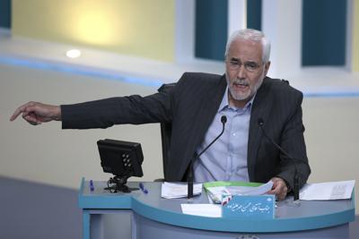 En esta imagen proporcionada por el Club de Jóvenes Periodistas, el candidato a la presidencia de Irán Mohsen Mehralizadeh en el último debate entre candidatos en un estudio estatal en Teherán, Irán, el sábado 12 de junio de 2021. (Morteza Fakhri Nezhad/Club de Jóvenes Periodistas, YJC, via AP)