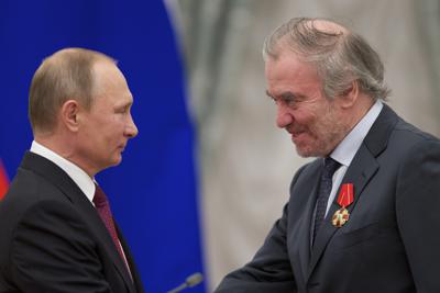 ARCHIVO - El presidente ruso Vladimir Putin, a la izquierda, le entrega una medalla al entonces director artístico del Teatro Mariinsky, Valery Gergiev, durante una ceremonia de premios en el Kremlin de Moscú, el 22 de septiembre de 2016. El alcalde de Múnich dijo el martes 1 de marzo de 2022 que Gergiev fue despedido como director titular de la Filarmónica de Múnich por su apoyo a Putin y por no rechazar la invasión rusa de Ucrania. (Foto AP/Ivan Sekretarev, pool, archivo)