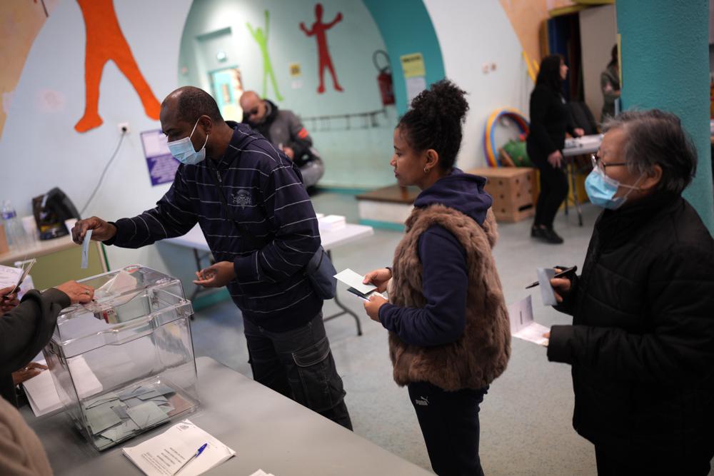 La gente hace cola para votar en la primera vuelta de las elecciones presidenciales en un colegio electoral el domingo 10 de abril de 2022 en Marsella, en el sur de Francia.  Se abrieron las urnas en toda Francia para la primera ronda de las elecciones presidenciales del país, donde hasta 48 millones de votantes elegibles elegirán entre 12 candidatos.  (Foto AP/Daniel Cole)