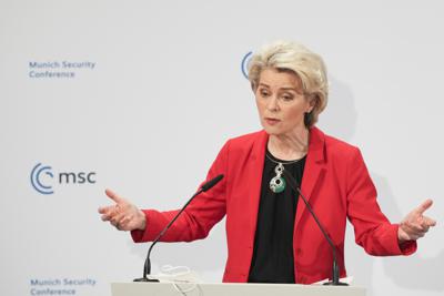 La presidenta de la Comisión Europea, Ursula von der Leyen, habla en la Conferencia de Seguridad de Múnich en Múnich, Alemania, el sábado 19 de febrero de 2022. (AP Photo/Michael Probst)