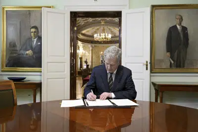 El presidente de Finlandia, Sauli Niinisto, firma la propuesta oficial del país para unirse a la OTAN, en Helsinki, el jueves 23 de marzo de 2023. (Markku Ulander/Lehtikuva vía AP)