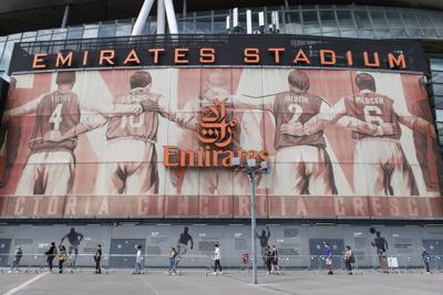 Personas se forman en un centro de vacunación masiva en el estadio Emirates del Arsenal en el norte de Londres, el viernes 25 de junio de 2021. (Dominic Lipinski/PA vía AP)