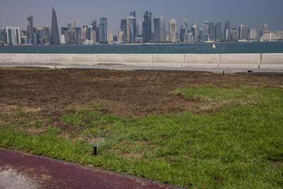 ARCHIVO - Un rociador de agua en la corniche en Doha, Qatar, el miércoles 19 de octubre de 2022. (APF oto/Nariman El-Mofty)