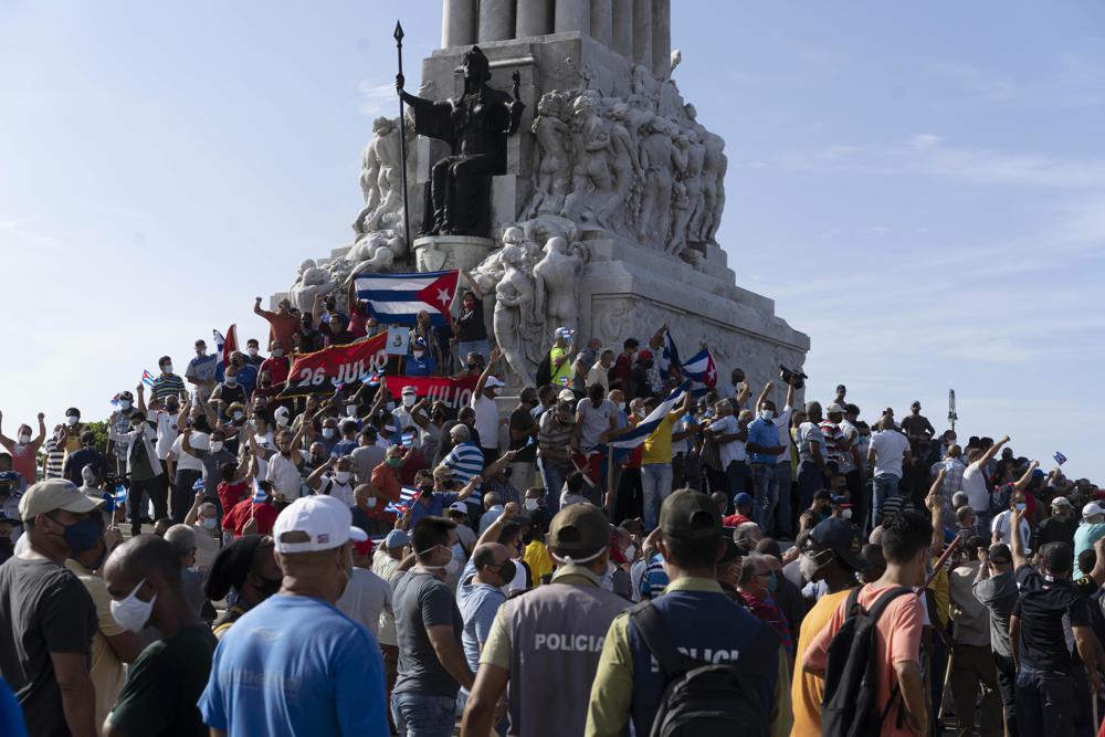 Partidarios del gobierno se reúnen en el monumento a Máximo Gómez en La Habana, Cuba, el domingo 11 de julio de 2021. Los partidarios del gobierno salieron a las calles en el momento en que cientos más protestaban contra la escasez y los altos precios de los alimentos. (AP Foto/Eliana Aponte)