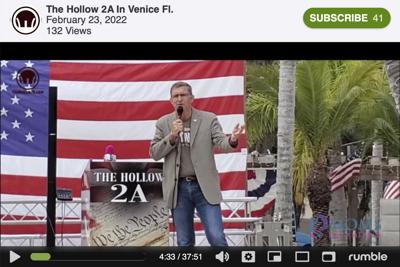 Foto captada de un video difundido por Rumble el 23 de febrero del 2022 en la que se ve a Michael Flynn haciendo un discurso en The Hollow, un centro de eventos de Venice (Florida), que ha pasado a ser un referente de la extrema derecha de la zona. (AP Photo)