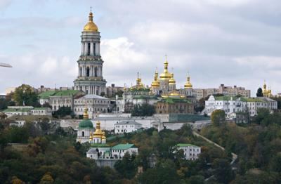 Monasterio de las Cuevas de Kiev, uno de los principales santuarios de la iglesia ortodoxa, en foto del 10 de octubre del 2007. (AP Photo/Efrem Lukatsky, File)