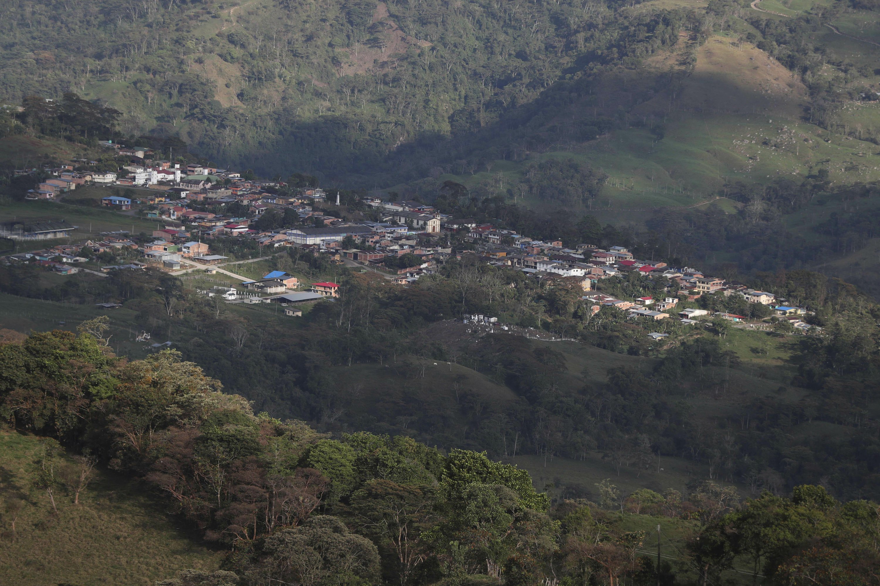 Kolumbijos miestelyje naudojama disciplina ir garsiakalbiai, kad nebūtų virusų