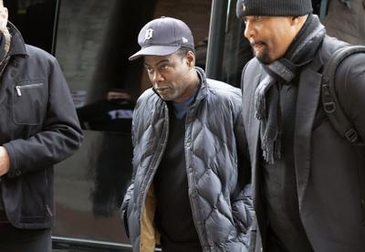 Chris Rock, en el centro, llega al Teatro Wilbur para dar un espectáculo de comedia el miércoles 30 de marzo de 2022 en Boston. (Foto AP/Michael Dwyer)