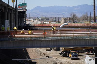 ARCHIVO _ Constructores trabajan en un puente sobre la que será la carretera Interestatal 70 al norte del centro de Denver el 29 de abril del 2021. La Casa Blanca celebró el 13 de octubre del 2022 una reunión para ayudar a acelerar los proyectos de construcción vinculados con la ley de un billón de dólares para infraestructura _ un esfuerzo para mejorar la coordinación con los alcaldes y gobernadores que supervisan directamente 90% de los gastos. (AP Foto/David Zalubowski)