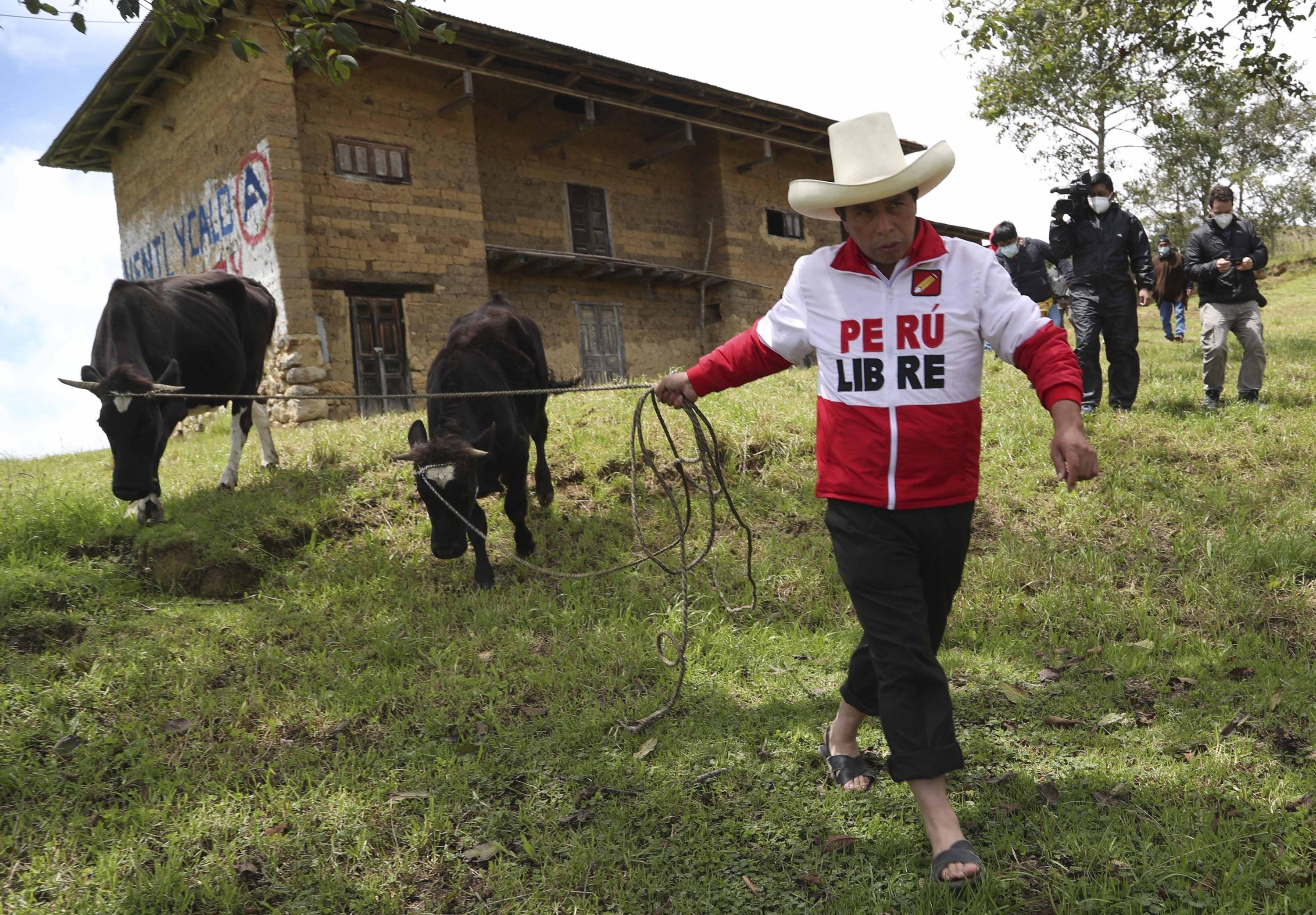 Crecen los desafíos contra el presidente de Perú, su familia