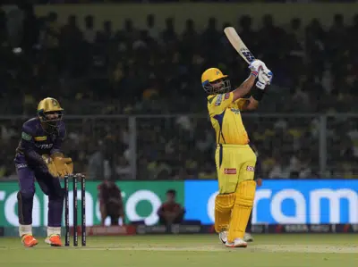 Ajinkya Rahane de Chennai Super Kings batea durante el partido de cricket de la Indian Premier League (IPL) entre Chennai Super Kings y Kolkata Knight Riders en Calcuta, India, el domingo 23 de abril de 2023. (AP Photo/Bikas Das)