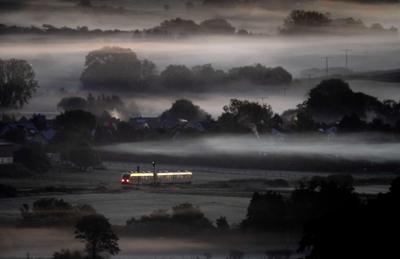 Un tren regional pasa por campos cubiertos de niebla en Wehrheim, cerca de Fráncfort, Alemania, el 7 de octubre de 2022. (Foto AP/Michael Probst, Archivo)