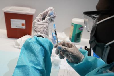 Un trabajador sanitario llena una jeringa con la vacuna de Pfizer contra el COVID-19 en el Museo de Ciencias Naturales de Nueva York, el 22 de julio de 2021. (AP Foto/Mary Altaffer, Archivo)
