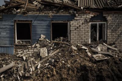 Una casa yace en ruinas en Malaya Rohan, una localidad recapturada por las fuerzas ucranianas, el domingo 8 de mayo de 2022, a las afueras de Járkiv, Ucrania. (AP Foto/Felipe Dana)