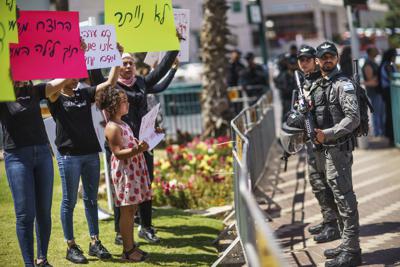 La policía monta guardia durante una manifestación para exigir justicia por la muerte de Musa Hassuna en el pueblo árabe-judío de Lod, en el centro de Israel, el 28 de mayo de 2021. (AP Foto/David Goldman)