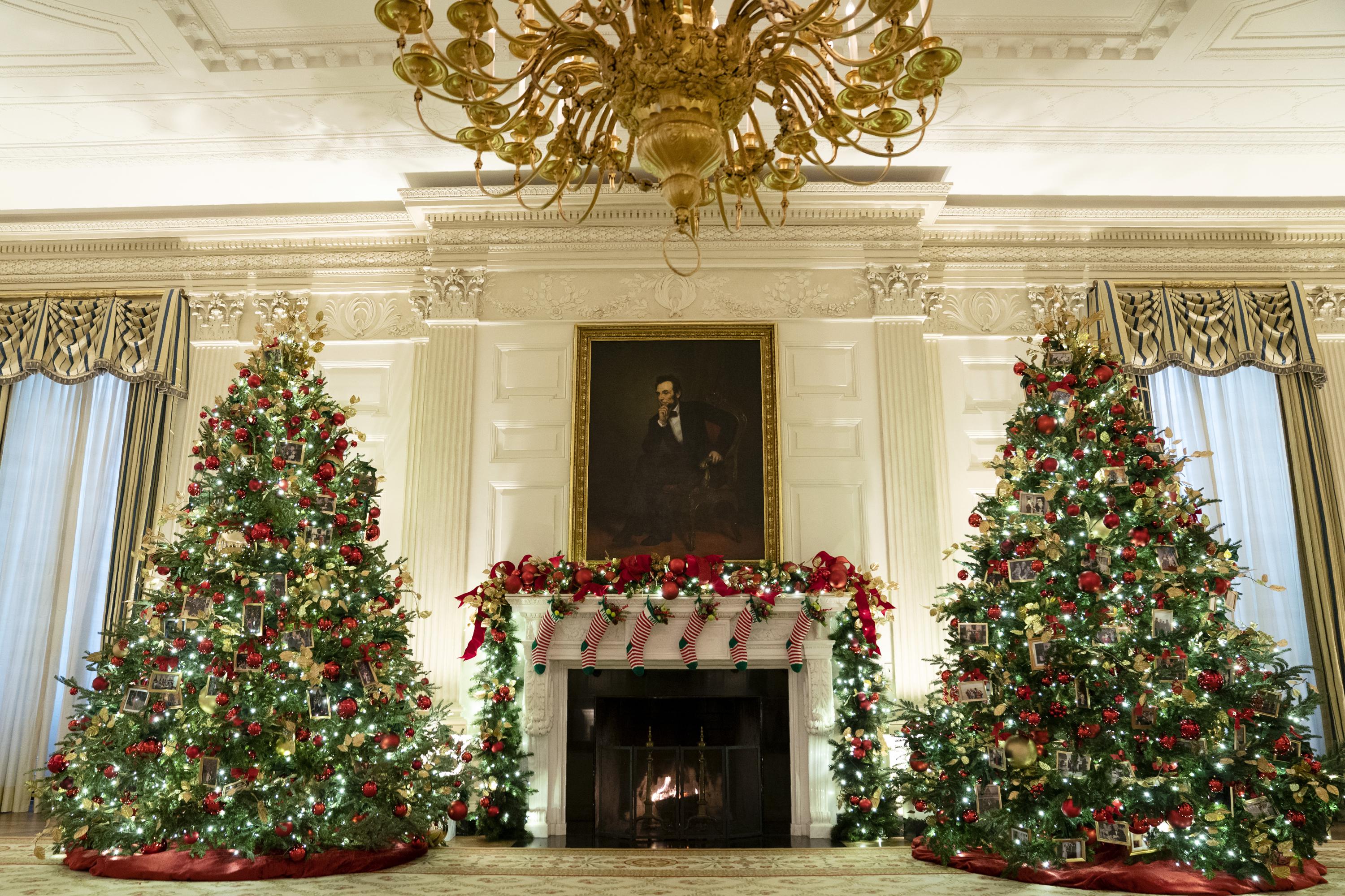 who decorates the white house for christmas        
        <figure class=