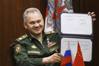 ARCHIVO - En esta foto publicada por el Servicio de Prensa del Ministerio de Defensa de Rusia, el ministro de Defensa de Rusia, Sergei Shoigu, muestra su firma bajo una hoja de ruta para la cooperación militar entre Rusia y China durante una videollamada con el ministro de Defensa chino, Wei Fenghe, en Moscú, Rusia, el martes 23 de noviembre de 2021. Estados Unidos dice que Rusia ha pedido a China que proporcione asistencia militar para su guerra en Ucrania, y que China ha respondido afirmativamente. Tanto Moscú como Pekín han negado la acusación, y un portavoz chino la desestimó como "desinformación". (Vadim Savitskiy/Servicio de Prensa del Ministerio de Defensa de Rusia vía AP)