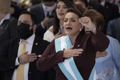 Xiomara Castro juramenta como la primera mujer presidenta de Honduras en el Estadio Nacional de Tegucigalpa, Honduras, el jueves 27 de noviembre de 2022. (Foto AP/Moisés Castillo)