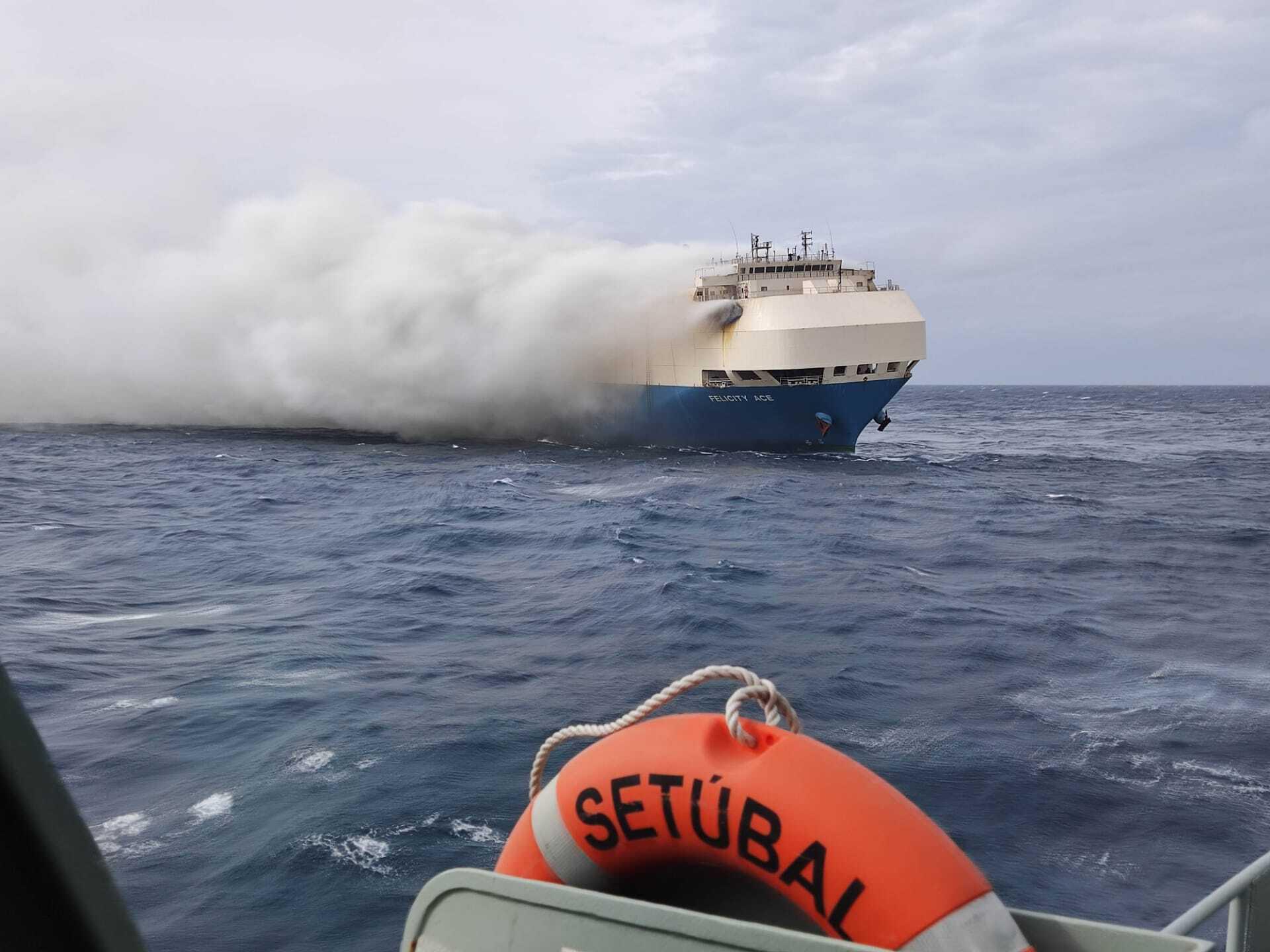 O fogo em um enorme navio de carga à deriva no meio do Atlântico está se apagando