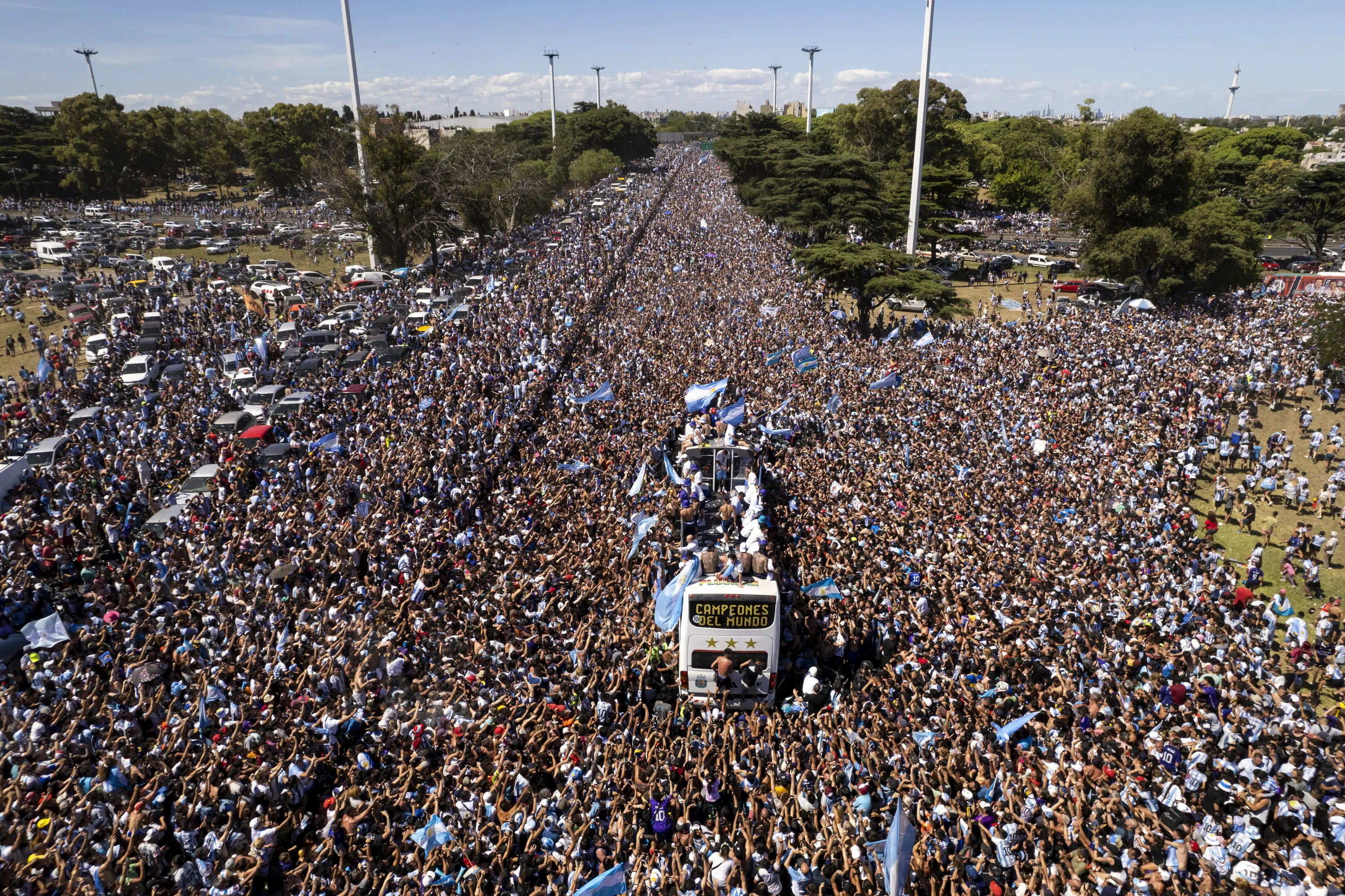 El gobierno de Argentina defiende el caótico desfile de la Copa del Mundo